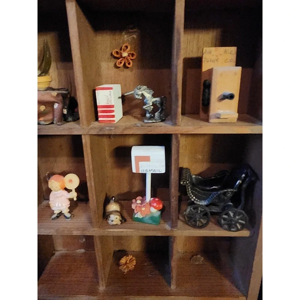 Vintage House Shaped Wall Hanging Trinket Display Shelf 14 Cubbies W/ Trinkets